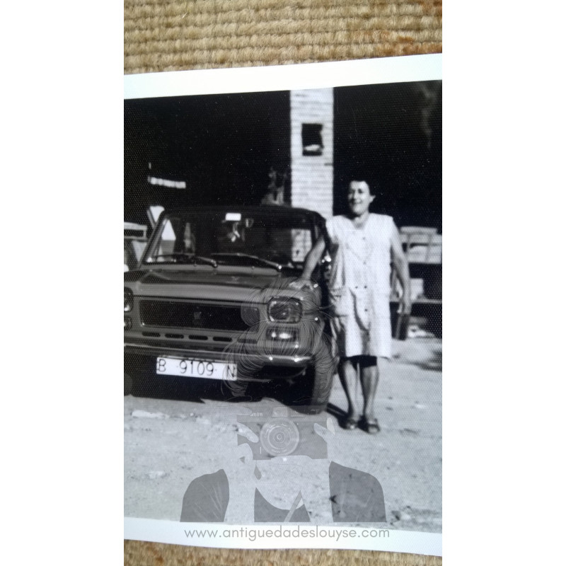 SEÑORA CON AUTOMÓVIL