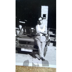 JOVEN CON AUTOMOVIL