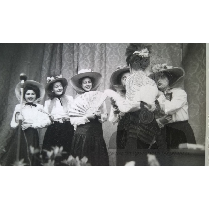 MUJERES EN ESCENARIO