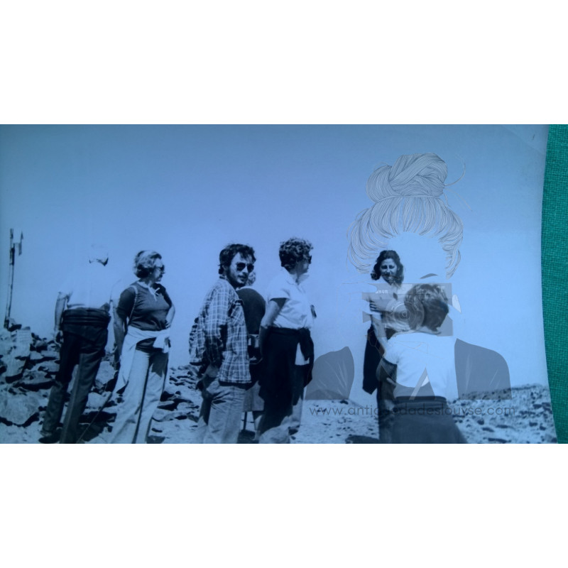 FAMILIA EN SUELO PIEDRAS