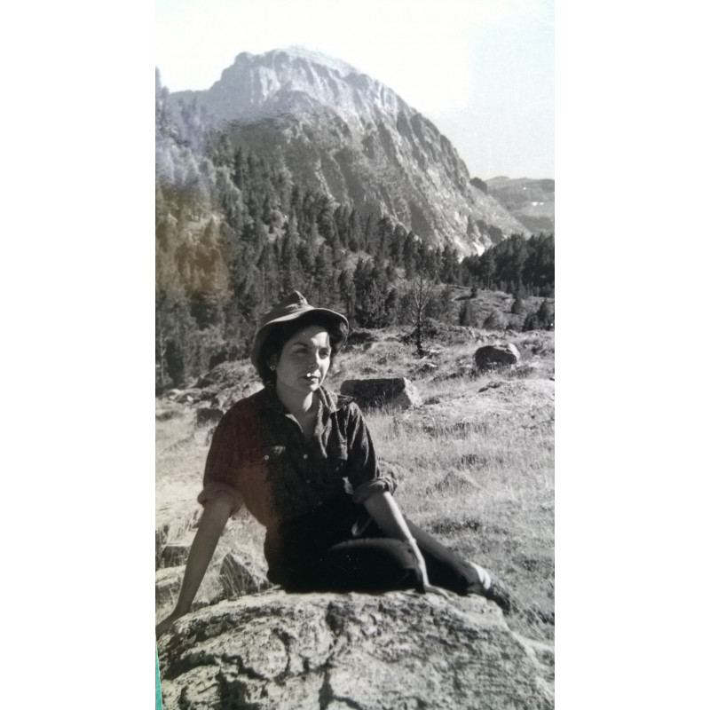 MUJER JOVEN MONTAÑA