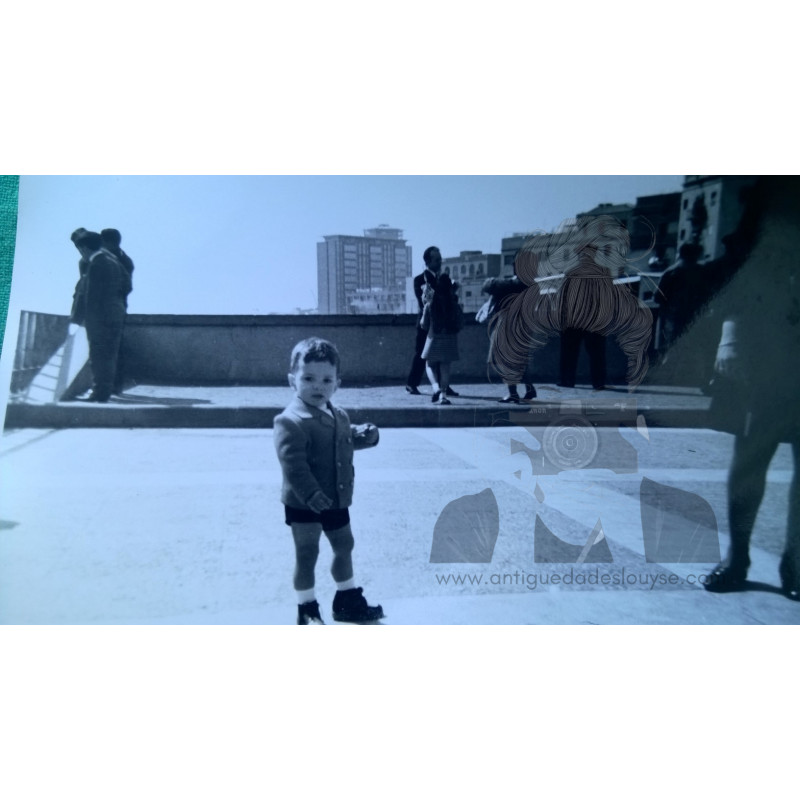 NIÑO DE PASEO CIUDAD