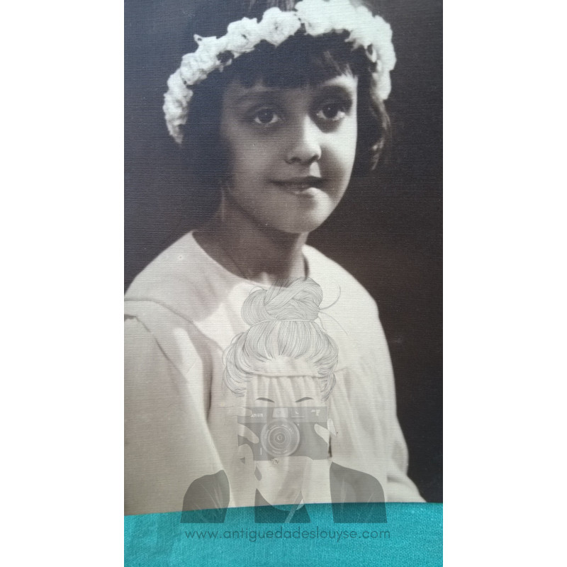 NIÑA CON DIADEMA