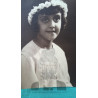 NIÑA CON DIADEMA