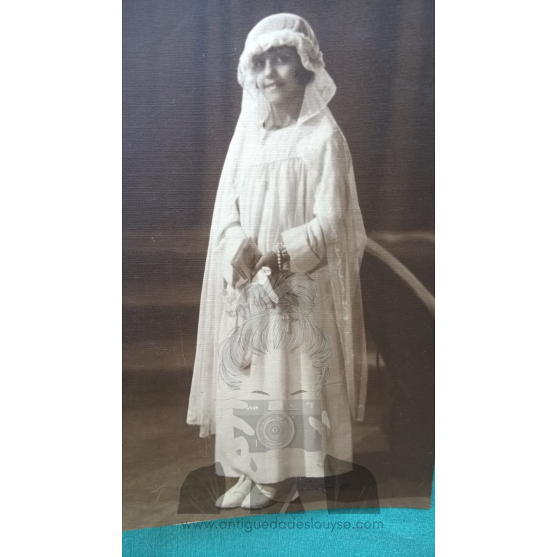 NIÑA DE PRIMERA COMUNIÓN