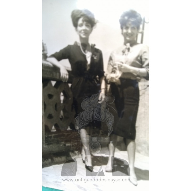 PAREJA DE JÓVENES MUJERES