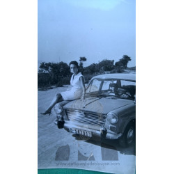 SEÑORA EN AUTOMÓVIL