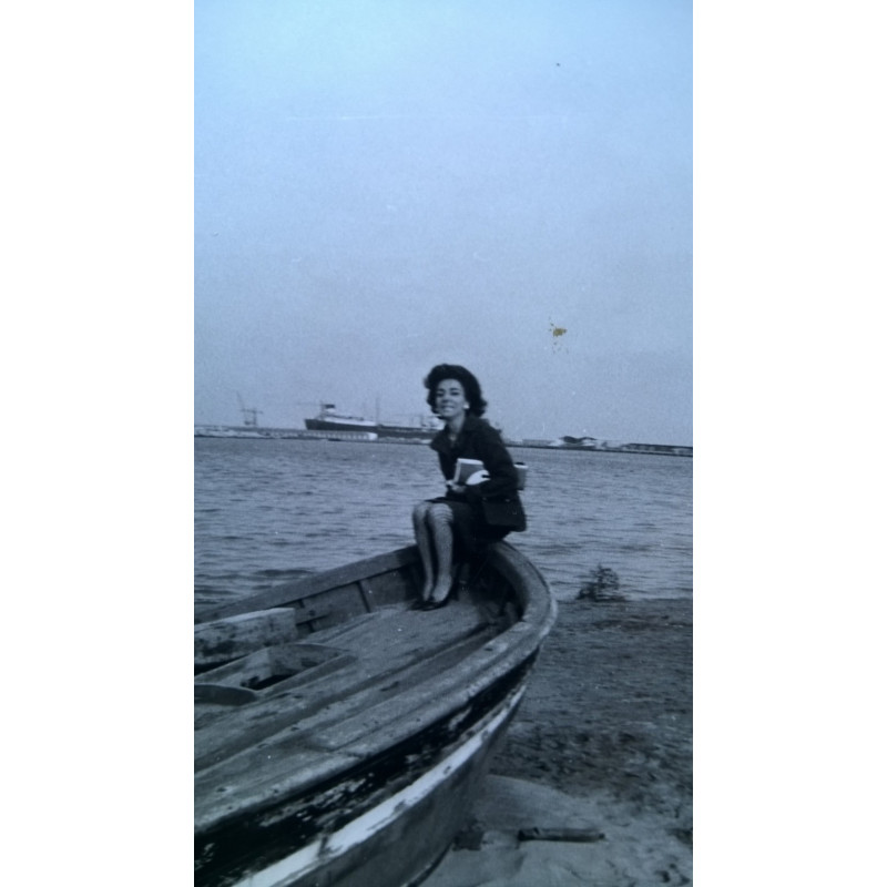 SEÑORA EN BARCA