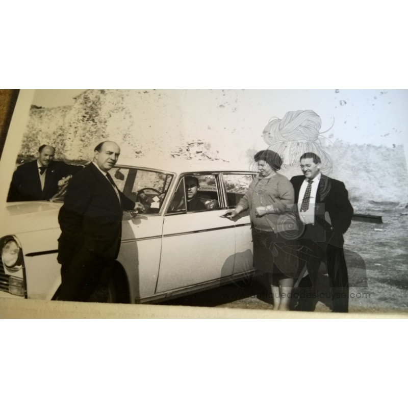 FAMILIA CON AUTOMÓVIL