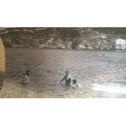 BAÑISTAS EN LA COSTA