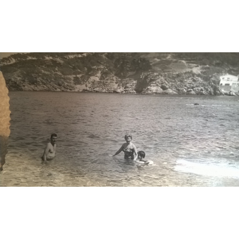 BAÑISTAS EN LA COSTA