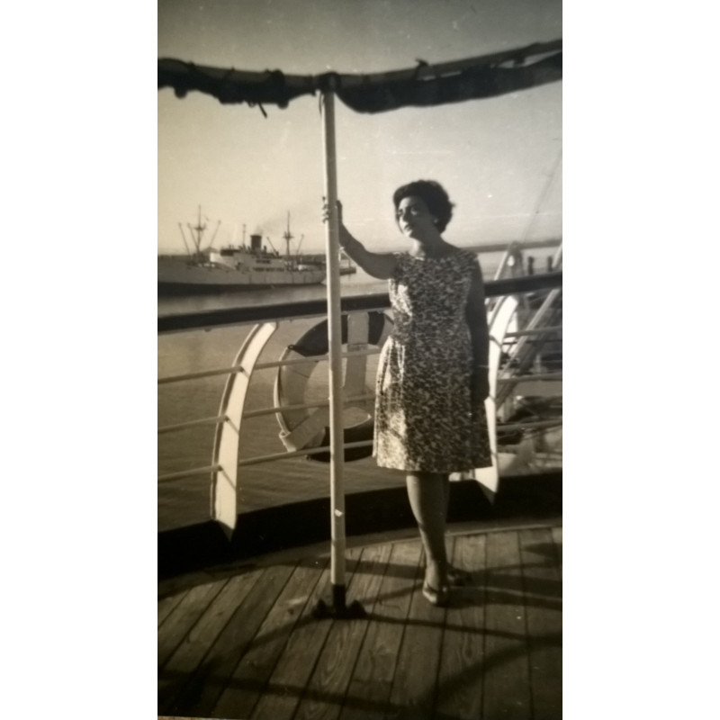 SEÑORA EN BARCO