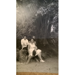 TRES PERSONAS BOTÁNICO