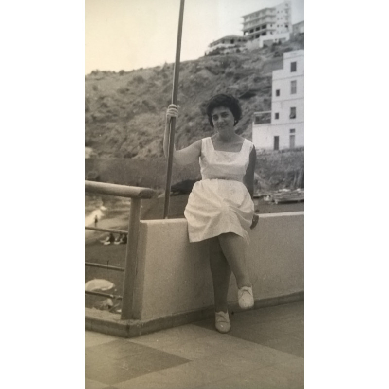 SEÑORA EN LA PLAYA