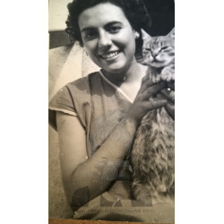 SEÑORA CON GATO
