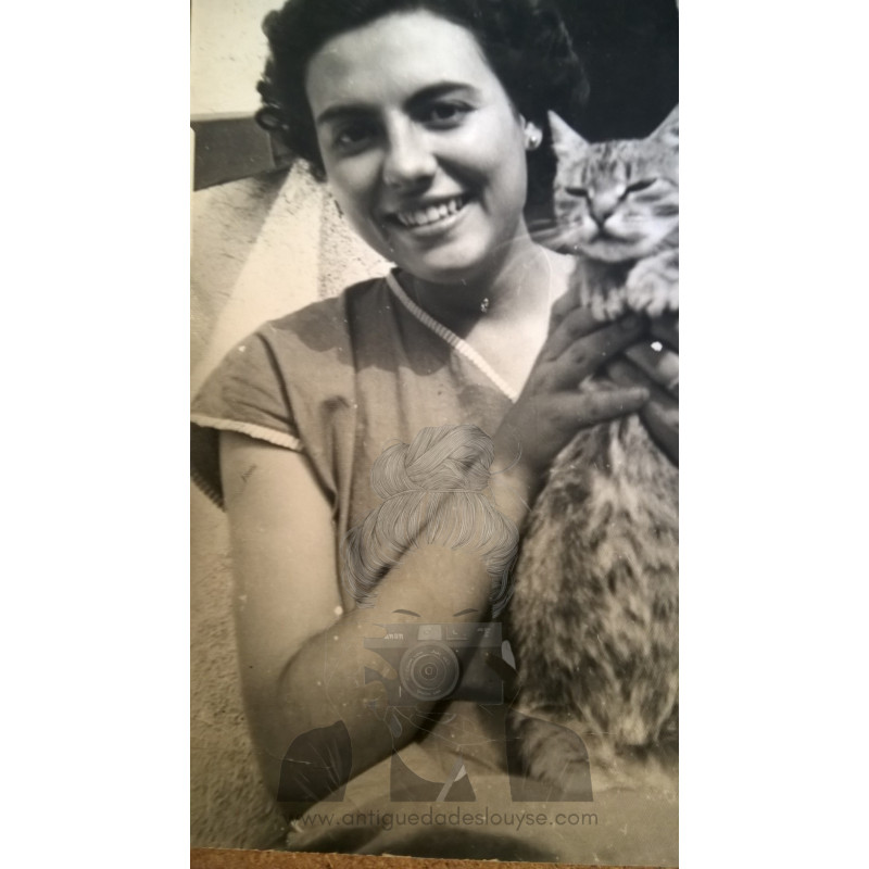 SEÑORA CON GATO