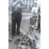 NIÑO Y PALOMAS