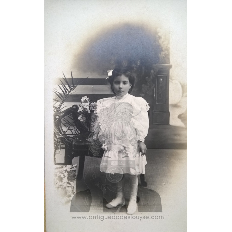 FOTO NIÑA VESTIDO ÉPOCA