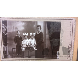 SEÑORA Y 3 NIÑOS