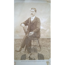 CABALLERO SENTADO 1920