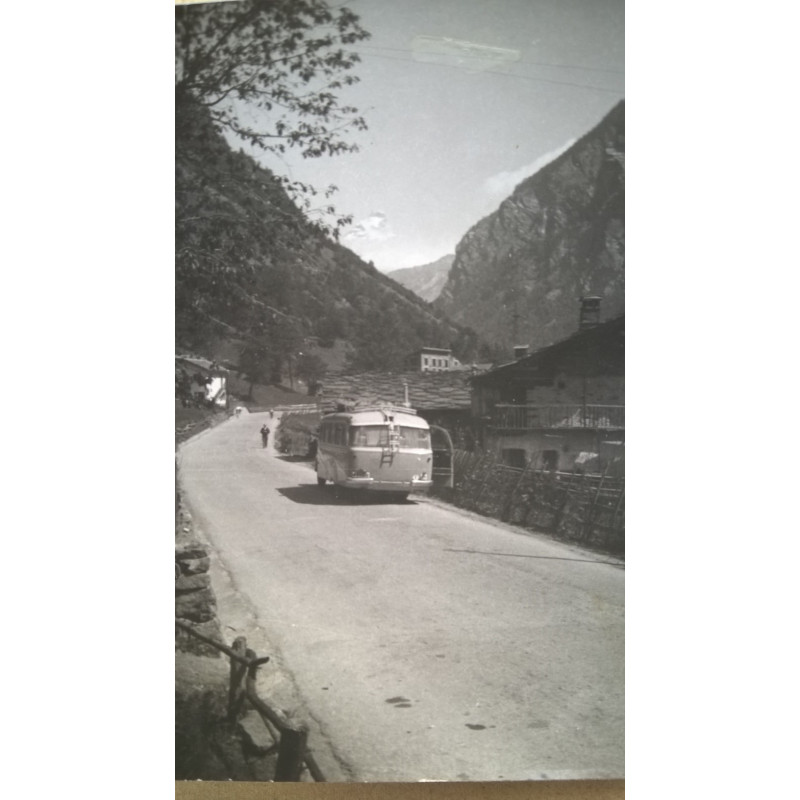 AUTOCAR EN MONTAÑA