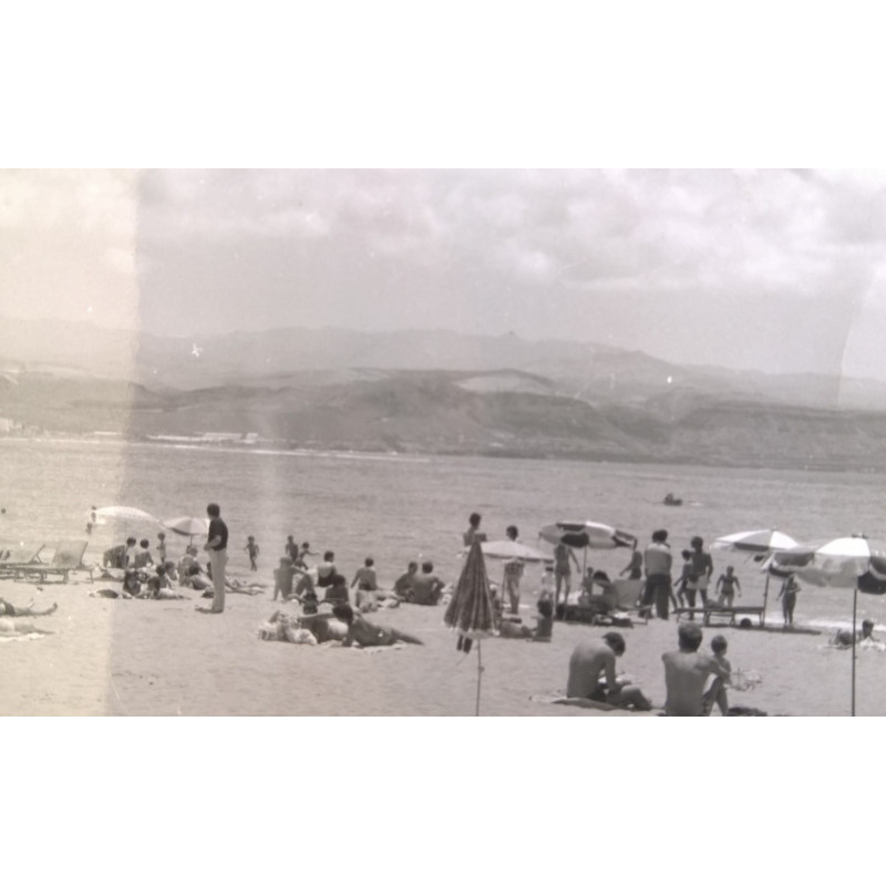 BAÑISTAS EN LA PLAYA