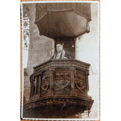 SACERDOTE EN PÚLPITO