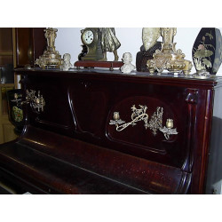 PRECIOSO PIANO  MODERNISTA FECHADO AÑO 1900. ADORNOS EN BRONCE ORIGINAL