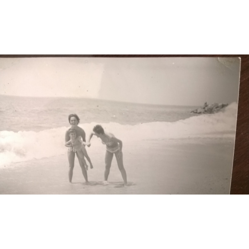 SEÑORAS Y NIÑA