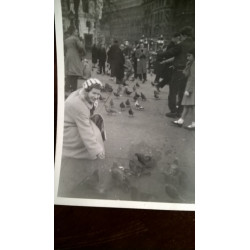 SEÑORA Y PALOMAS