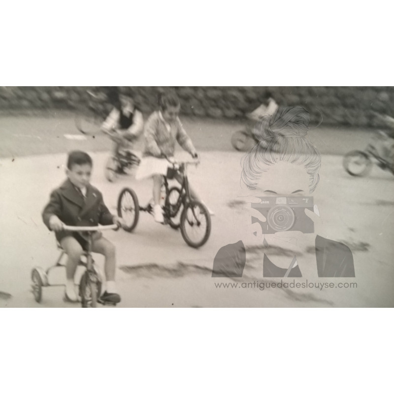 NIÑOS Y TRICICLOS