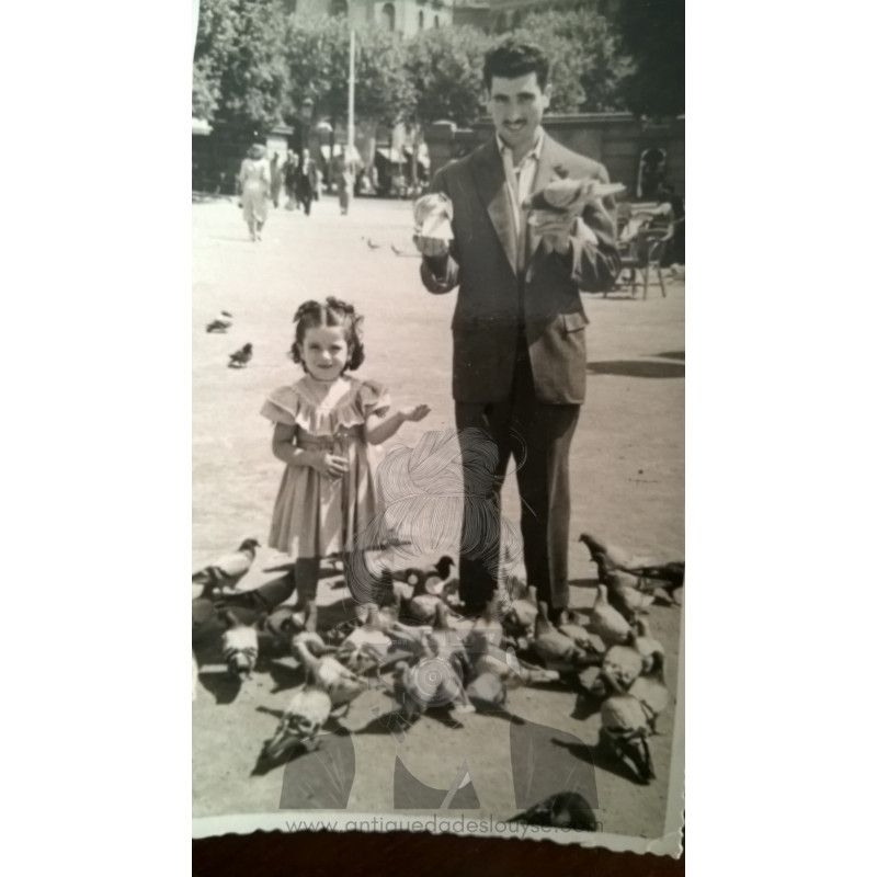 SEÑOR CON NIÑA PALOMAS