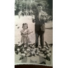 SEÑOR CON NIÑA PALOMAS