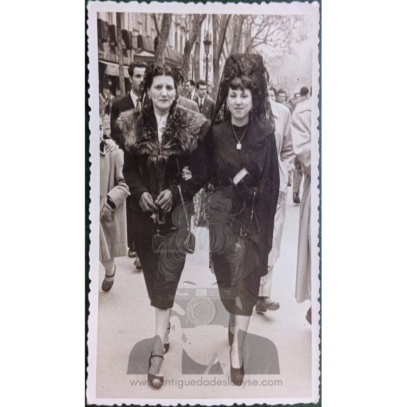 DOS SEÑORAS MANTILLA