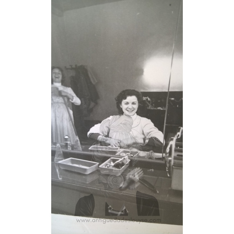 SEÑORA JOVEN SENTADA