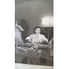 SEÑORA JOVEN SENTADA