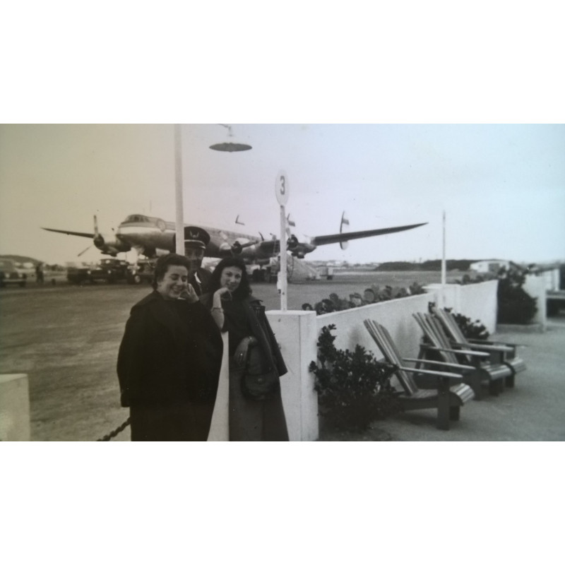 SEÑORAS EN AERÓDROMO