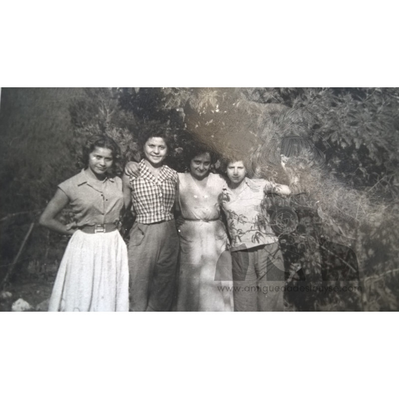 CHICAS JÓVENES EN LA MONTAÑA