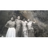 CHICAS JÓVENES EN LA MONTAÑA