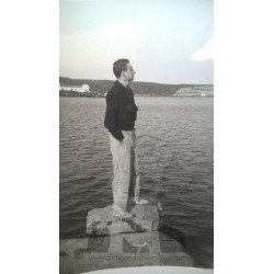 CHICO JOVEN EN LA COSTA