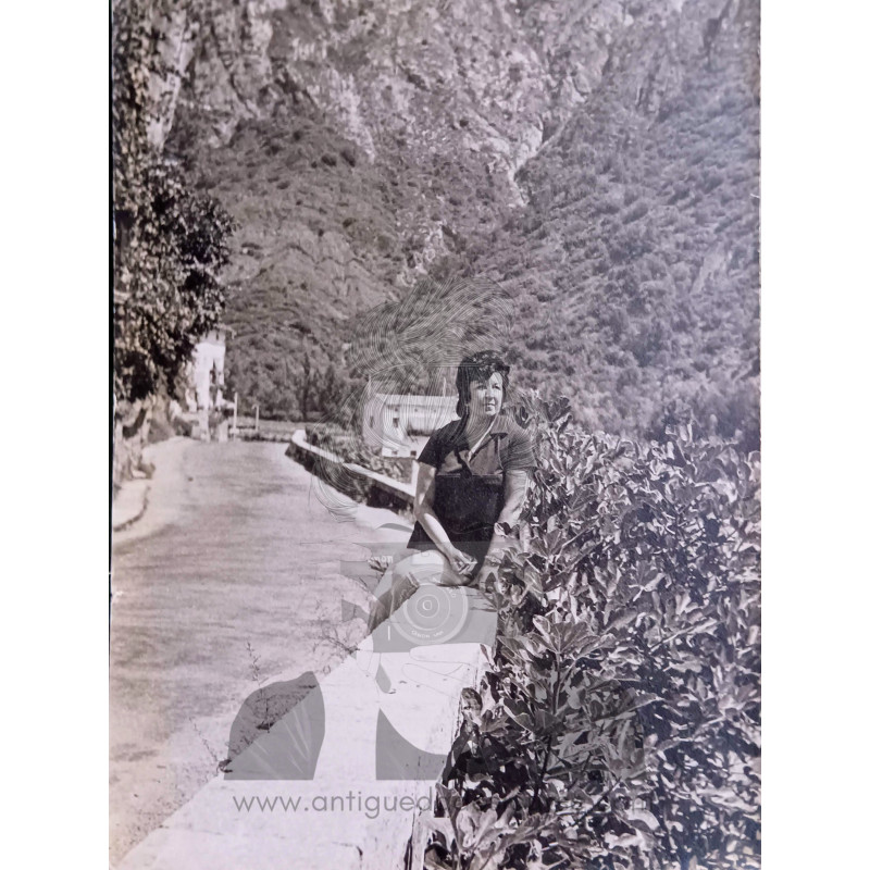SEÑORA EN LA MONTAÑA