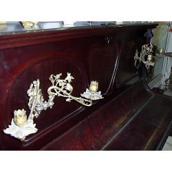 PRECIOSO PIANO  MODERNISTA FECHADO AÑO 1900. ADORNOS EN BRONCE ORIGINAL