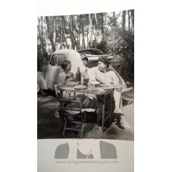 SEÑORAS Y VEHÍCULO AÑOS 40