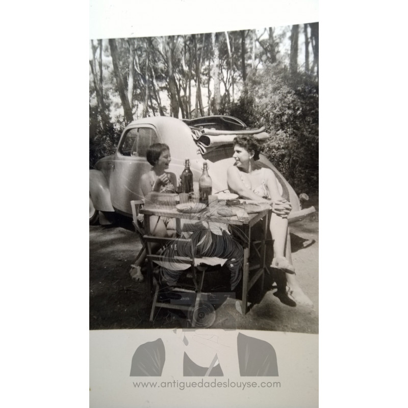 SEÑORAS Y VEHÍCULO AÑOS 40