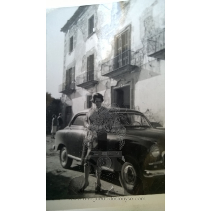 SEÑORA Y COCHE