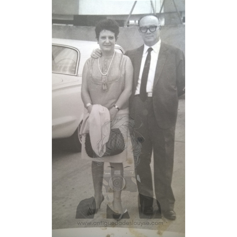 PAREJA CON COCHE