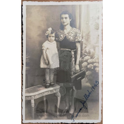 SEÑORA Y NIÑA SUBIDA A MESITA