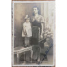 SEÑORA Y NIÑA SUBIDA A MESITA