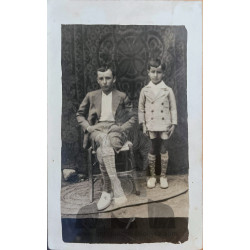 JOVEN Y NIÑO EN POSE