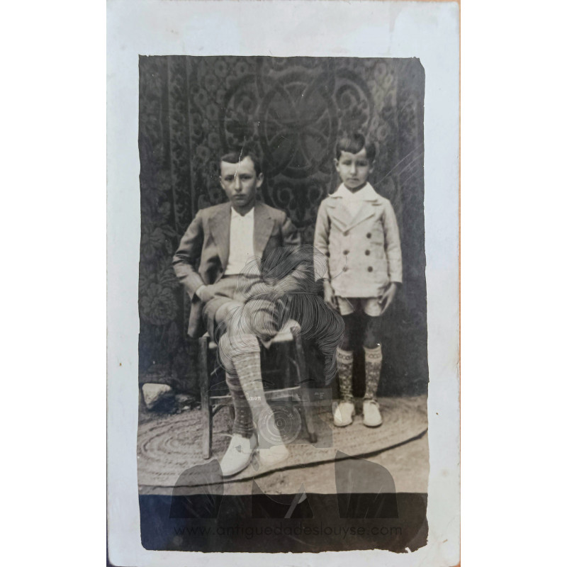 JOVEN Y NIÑO EN POSE